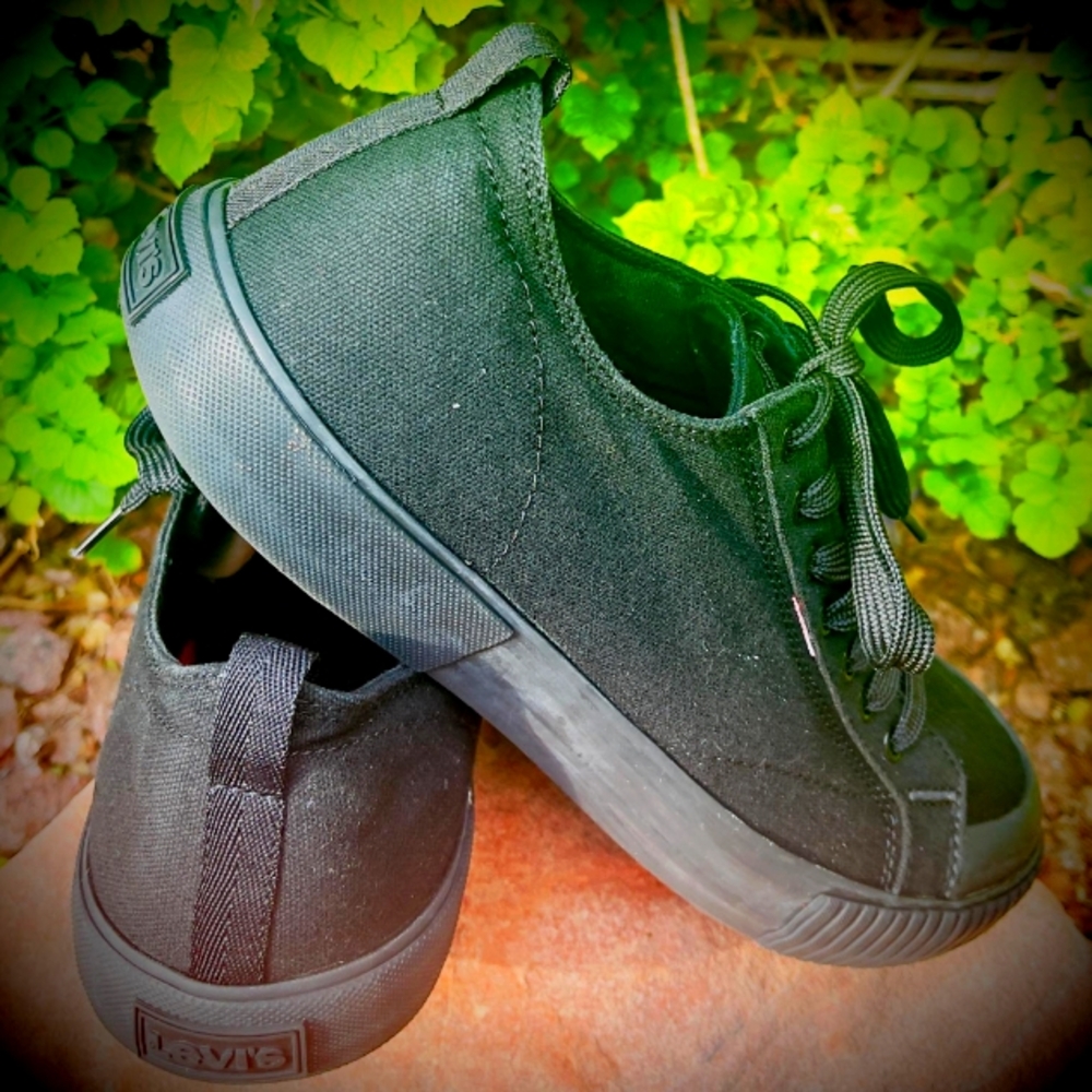 Levi's Men's Black Casual Sneakers. Size: 12 US. Excellent Condition.